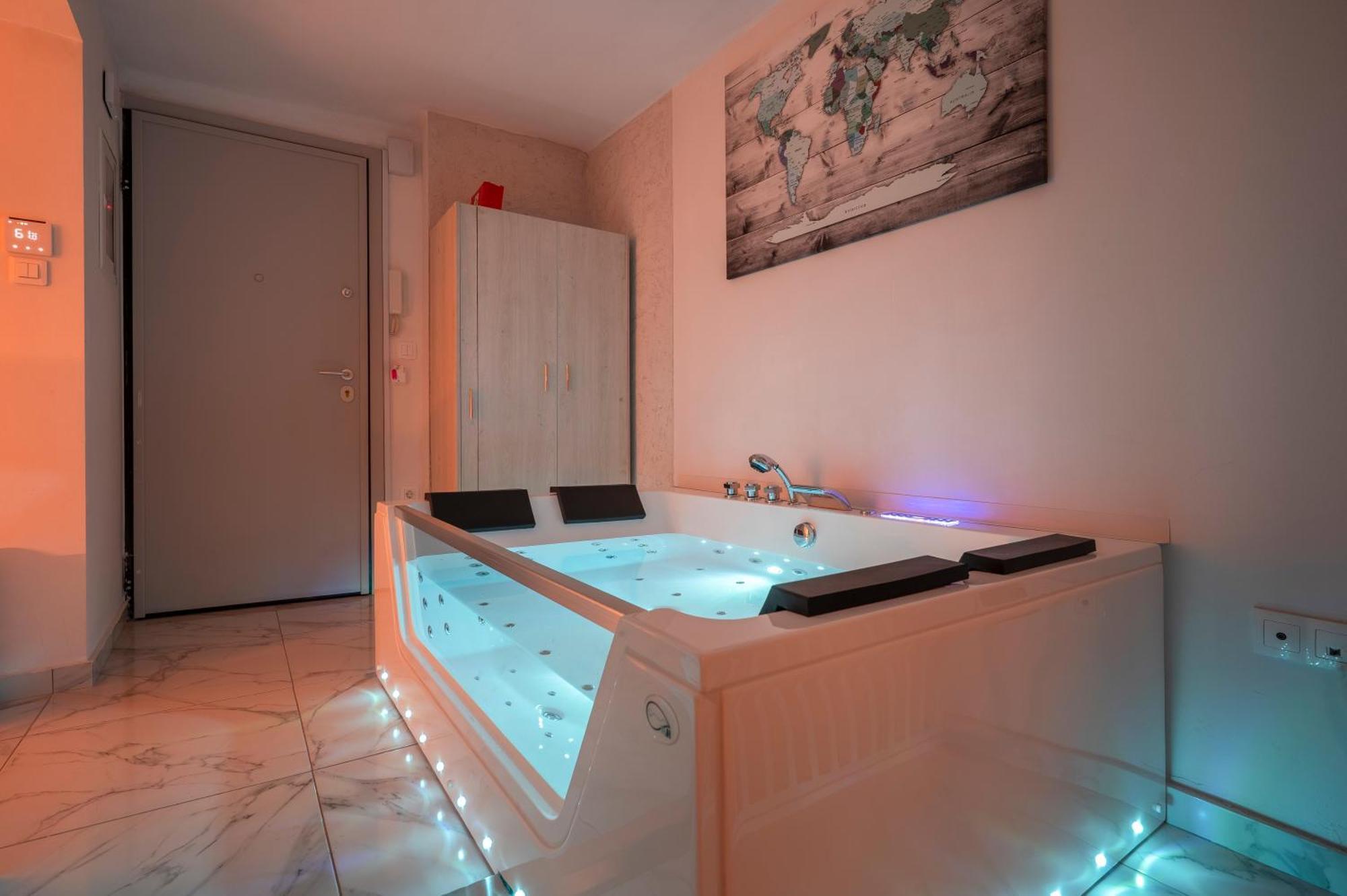 Premium Jacuzzi Suite At The City Center, By Aqua Platinum Солун Екстериор снимка