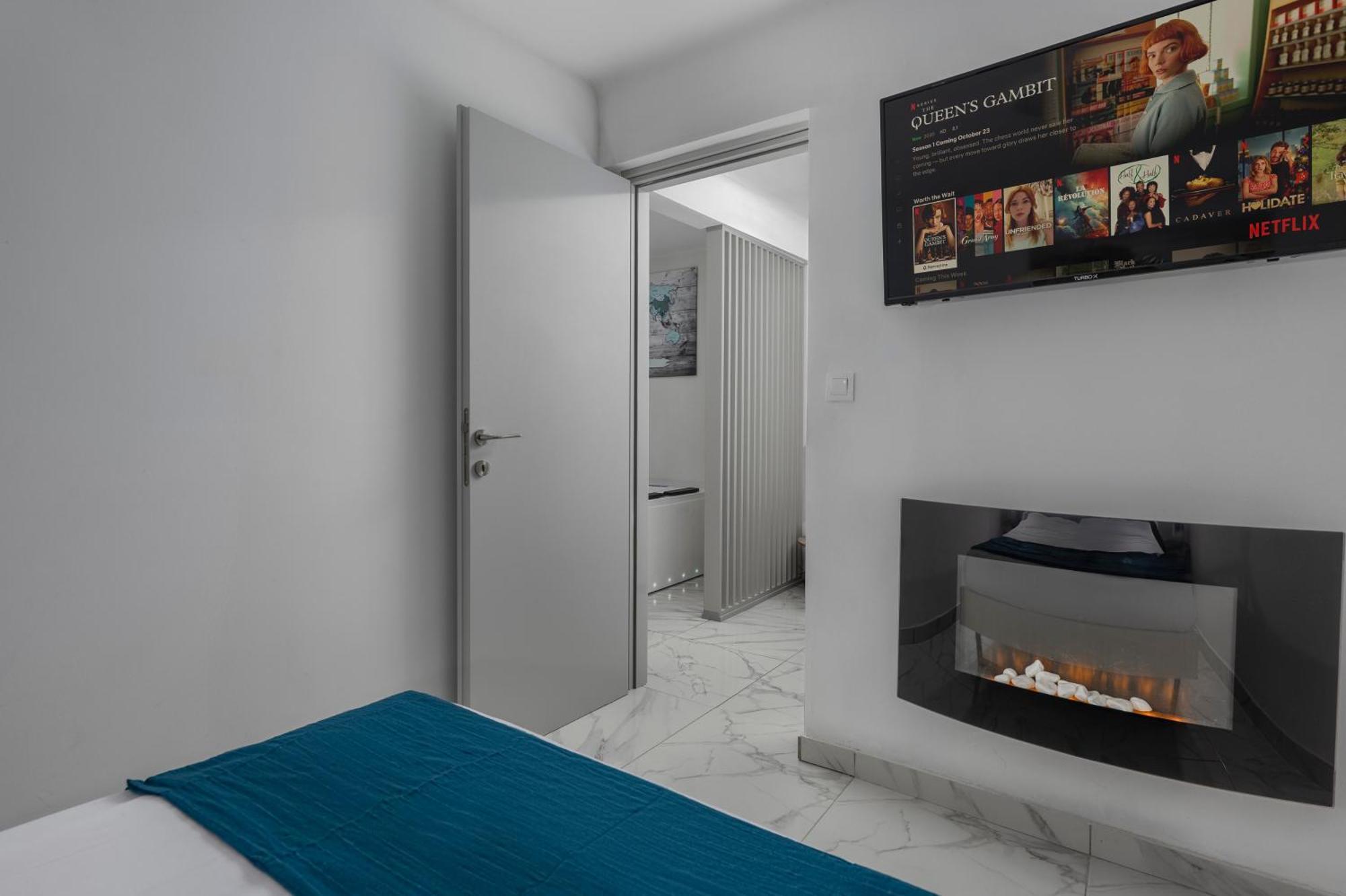Premium Jacuzzi Suite At The City Center, By Aqua Platinum Солун Екстериор снимка